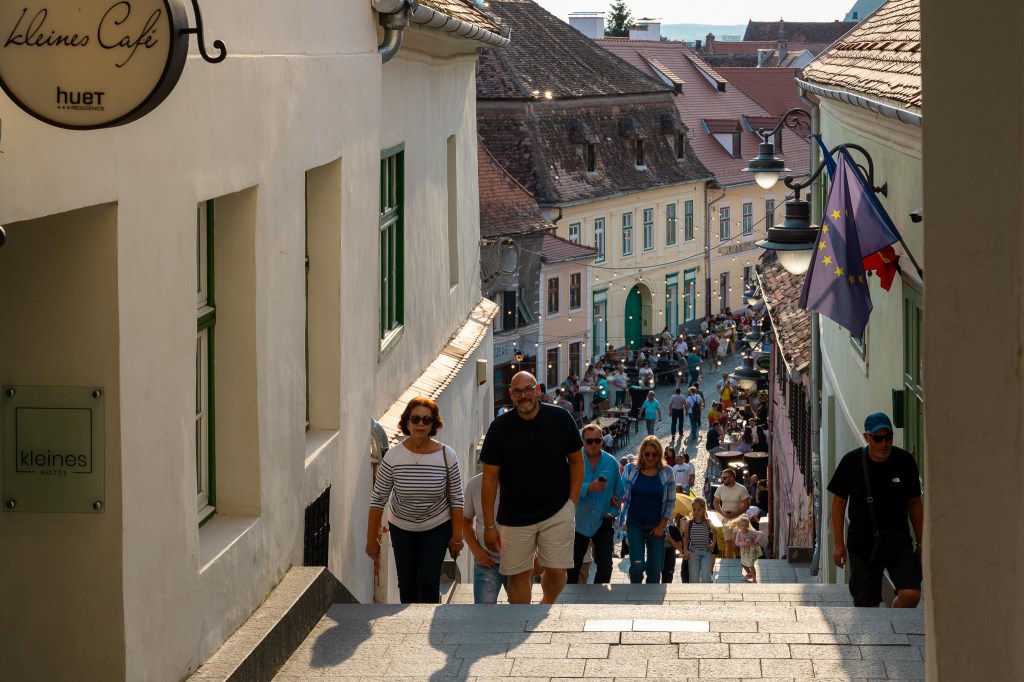 Scarile care dau acces la Strada Turnului