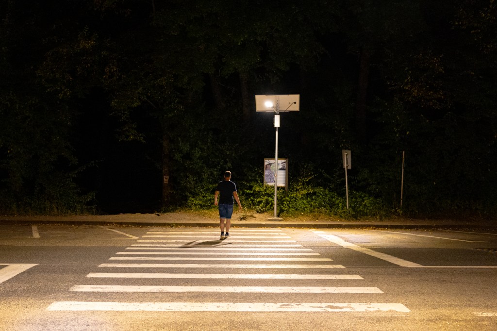 Pieton pe trecerea de pietoni aflata la intrarea principala Poarta 1 de la Muzeul Astra